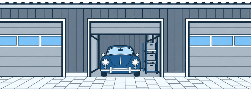 Illustration: kleine Halle mit offenem Tor, darin ein Oldtimer und ein Regal mit Kartons, links und rechts die Nachbarhallen; im selben Maßstab wie die große Halle
